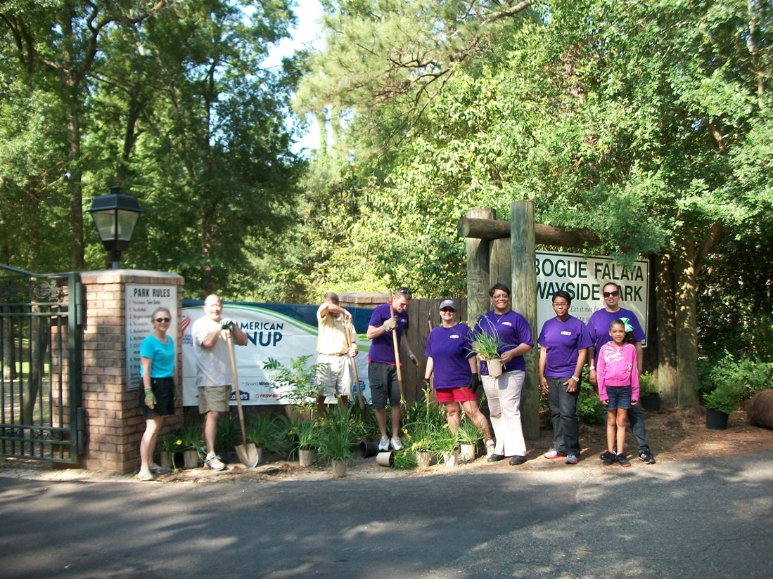 Volunteers spruce up park entry